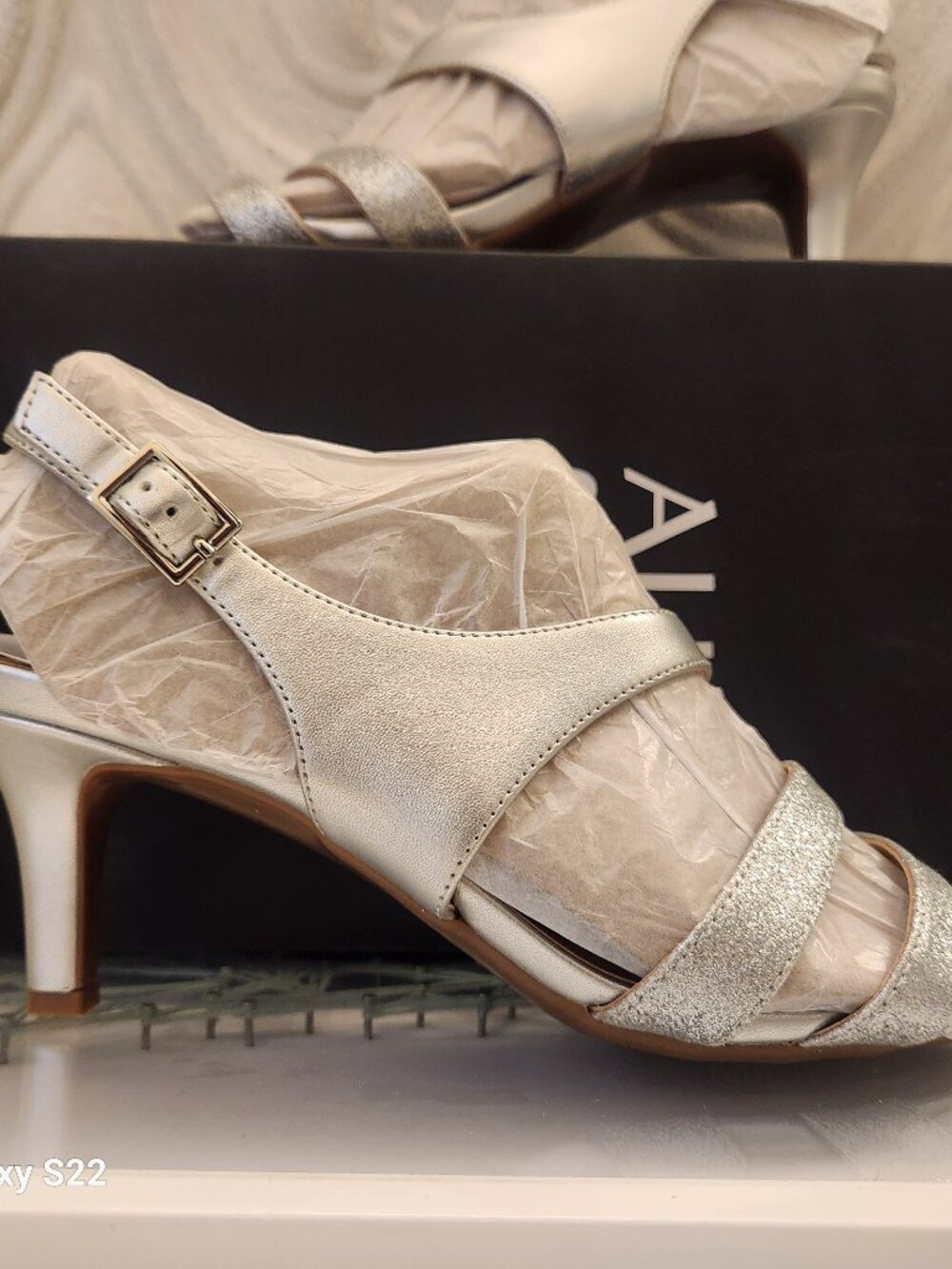 Naturalizer "Taimi" Silver Glitter Heeled Sandals. NIB. Size 9